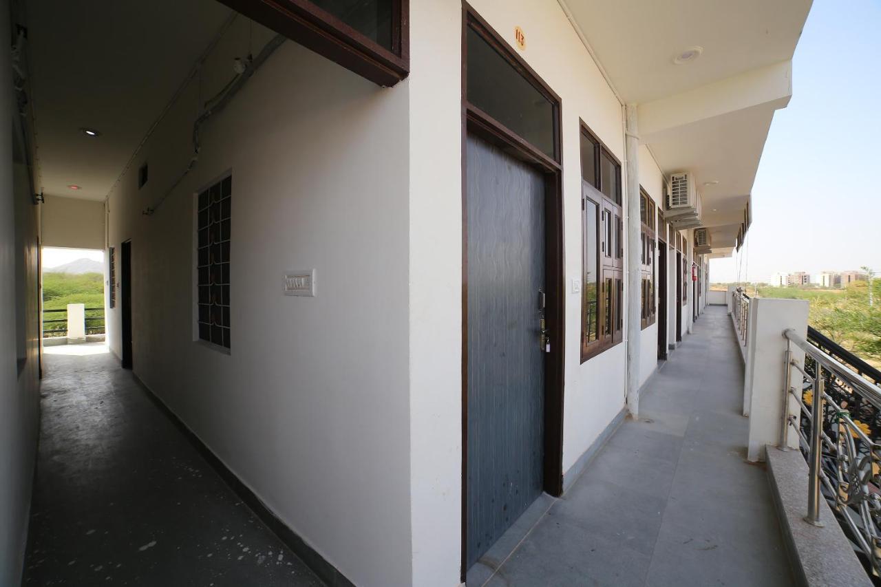 Oyo 37077 Hotel Rawat Ádzsmir Kültér fotó