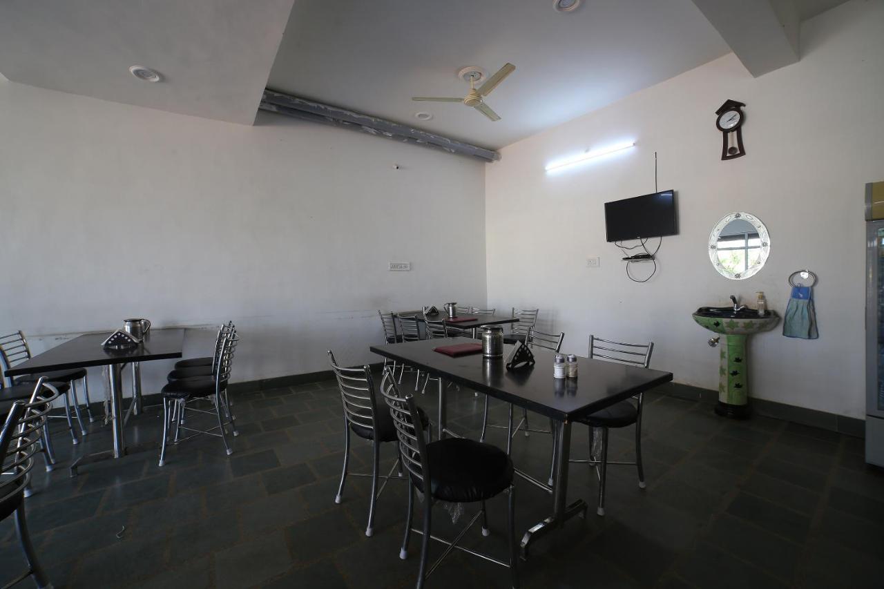 Oyo 37077 Hotel Rawat Ádzsmir Kültér fotó