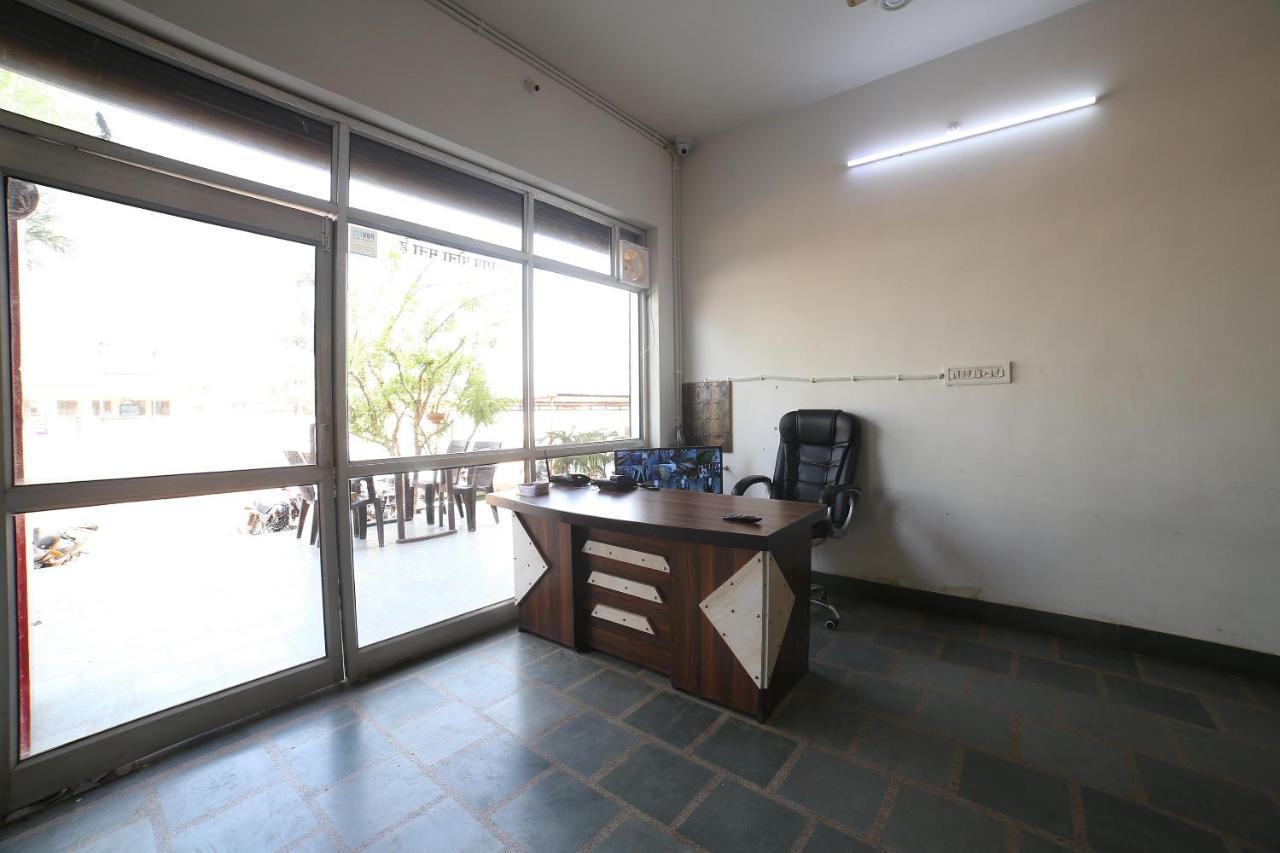 Oyo 37077 Hotel Rawat Ádzsmir Kültér fotó