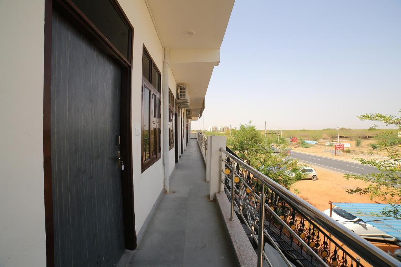 Oyo 37077 Hotel Rawat Ádzsmir Kültér fotó